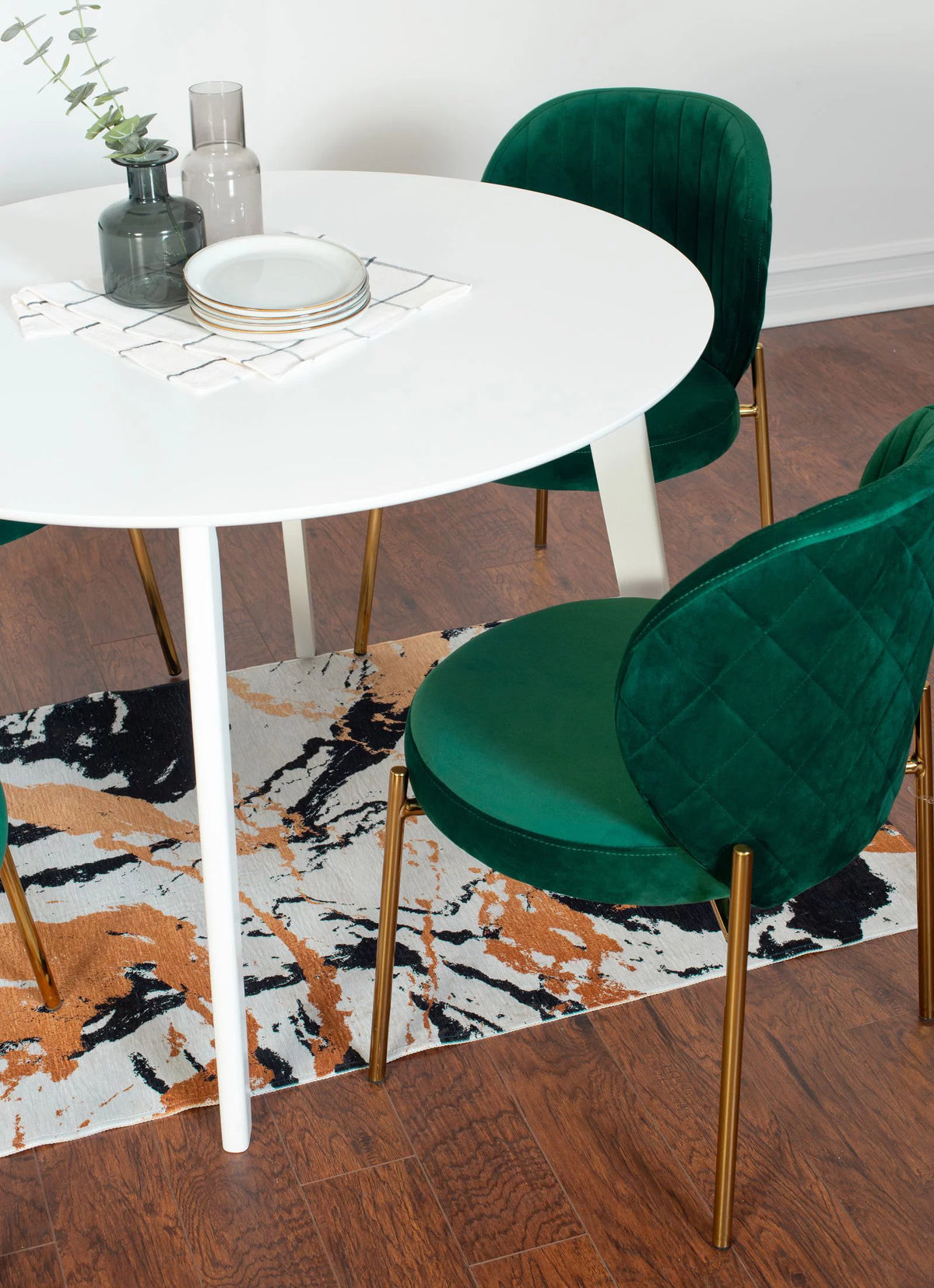 White 5-Piece Round Dining Table with 4 Chairs Q433402
